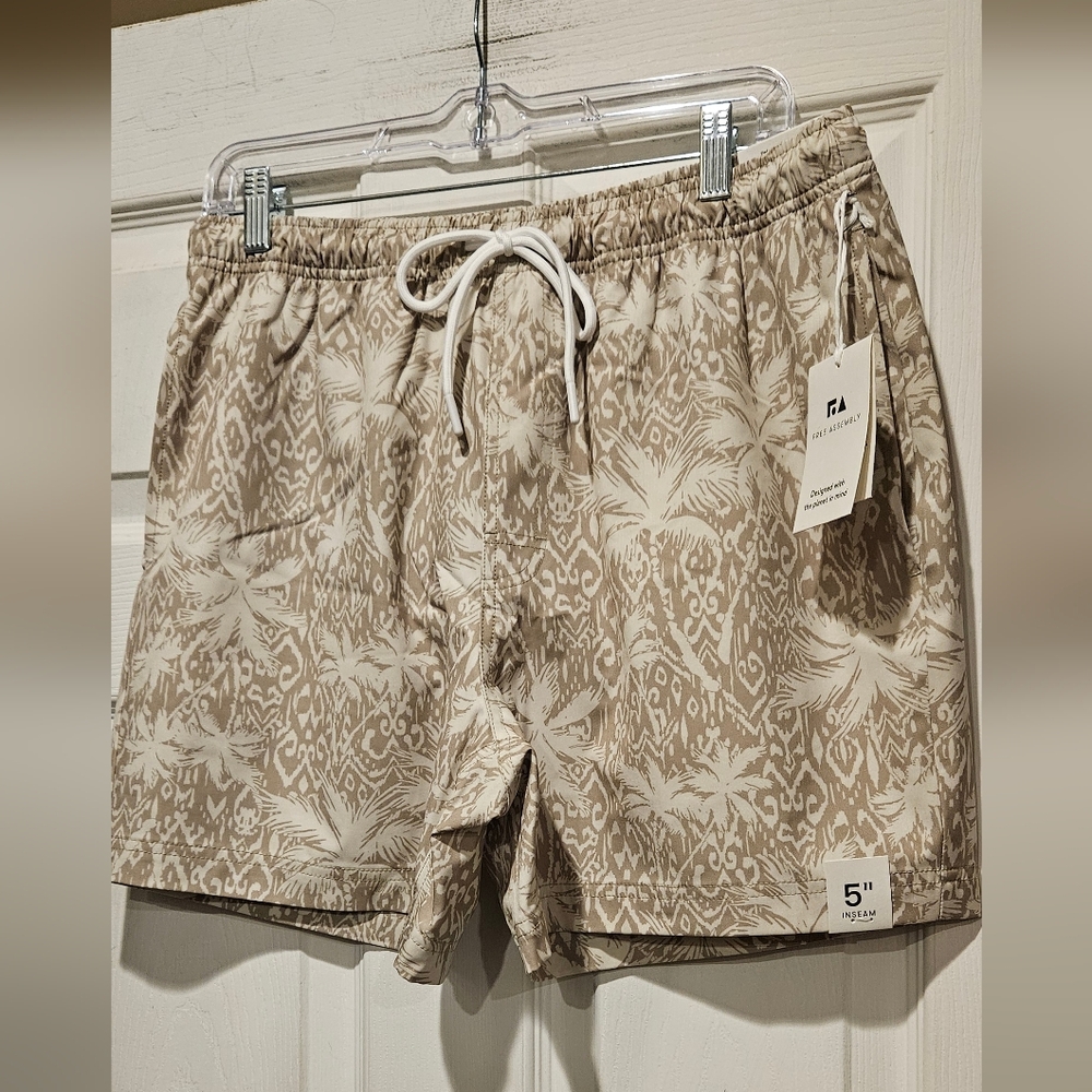 FREE ASSEMBLY SWIM TRUNKS